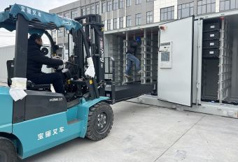 Loading a battery container